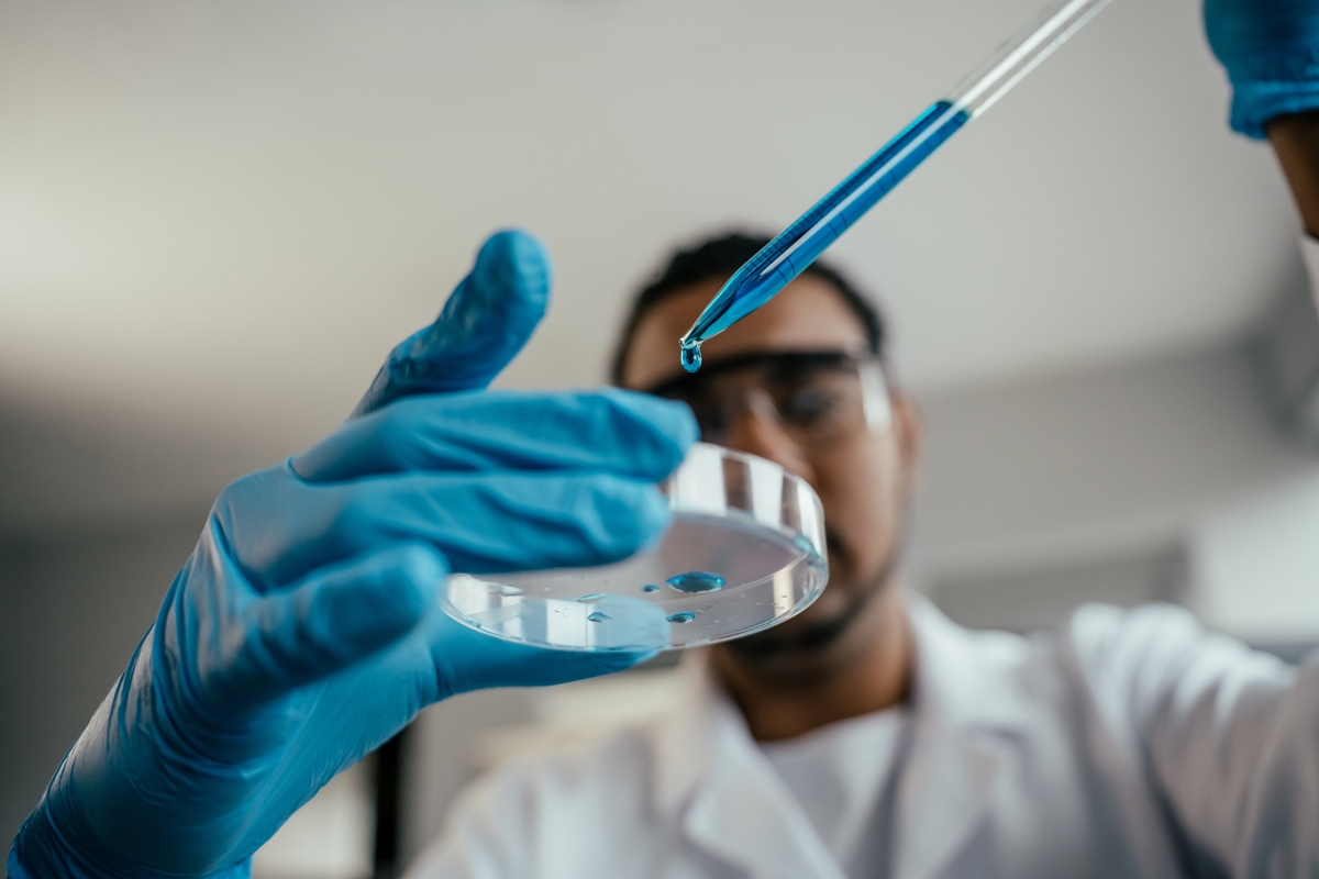 Jovem cientista realizando análises no laboratório. Pesquisas na medicina. Metrópoles - médico