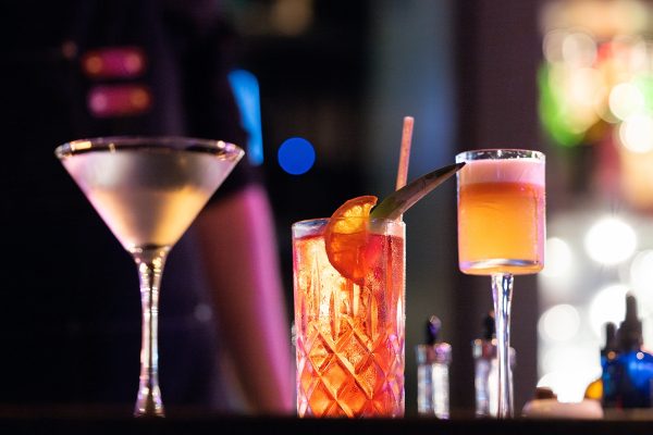 Foto colorida de drinques alcoólicos em balcão de bar - Metrópoles