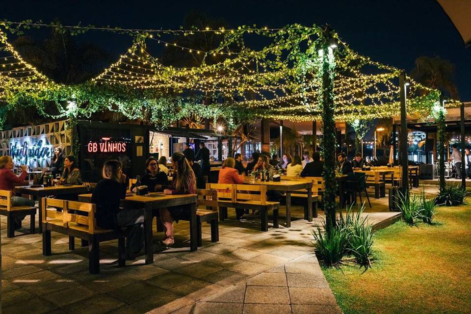 Na foto, a parte externa do Izzi Wine Garden - Metrópoles