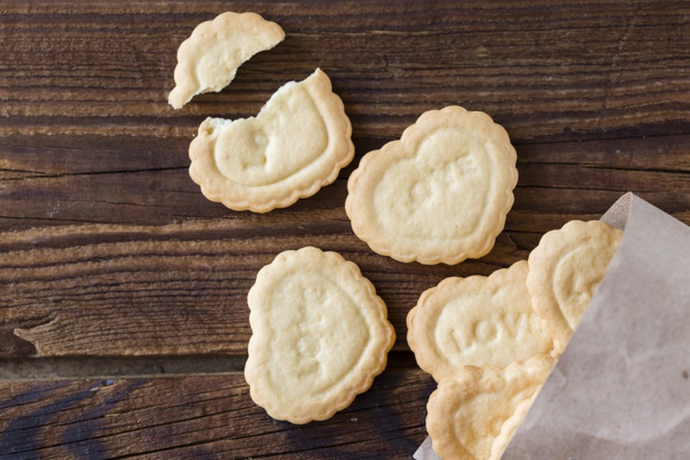 Biscoitos personalizados em formato de coracao