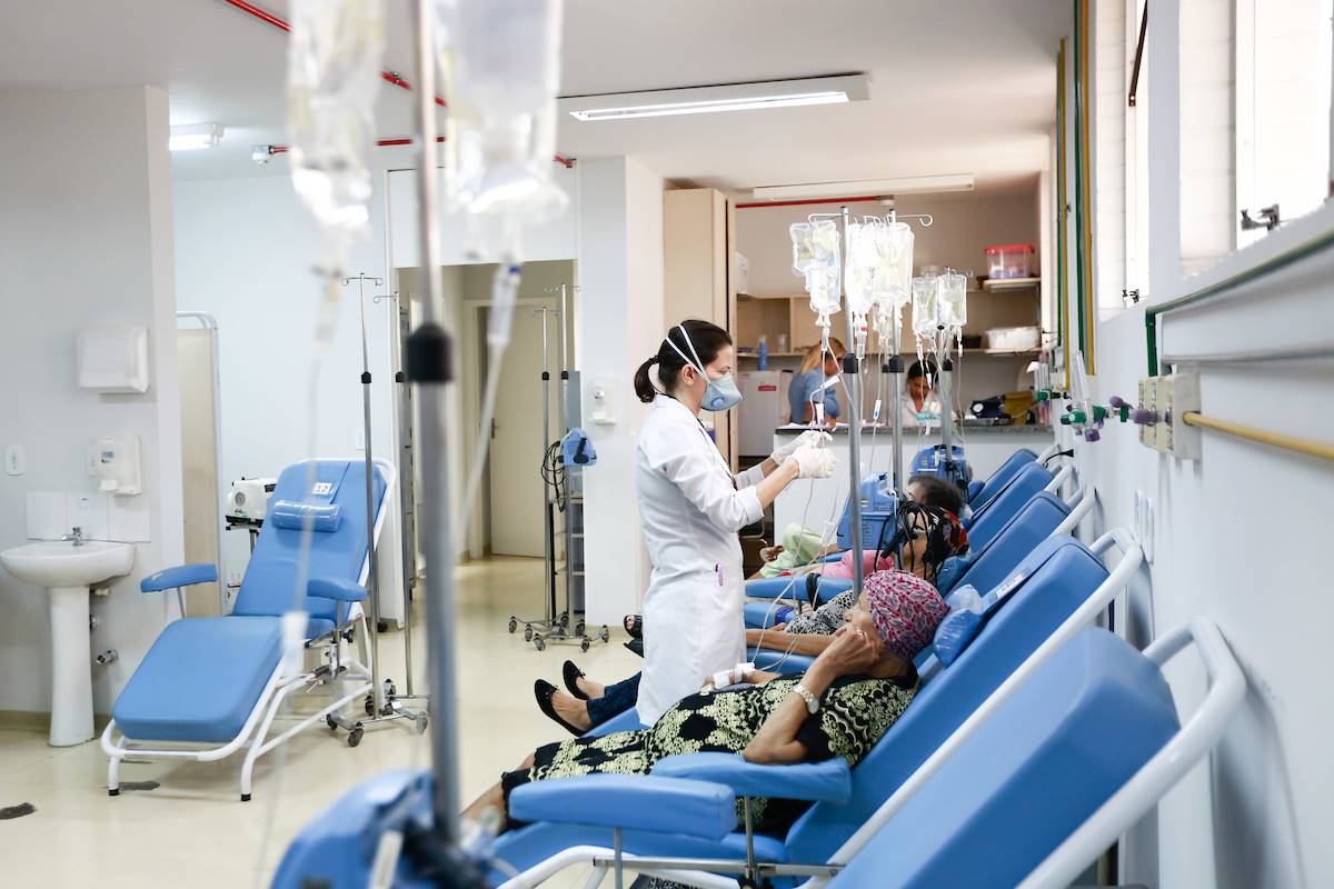 Paciente teme ficar sem quimioterapia após clínica romper com a SES-DF