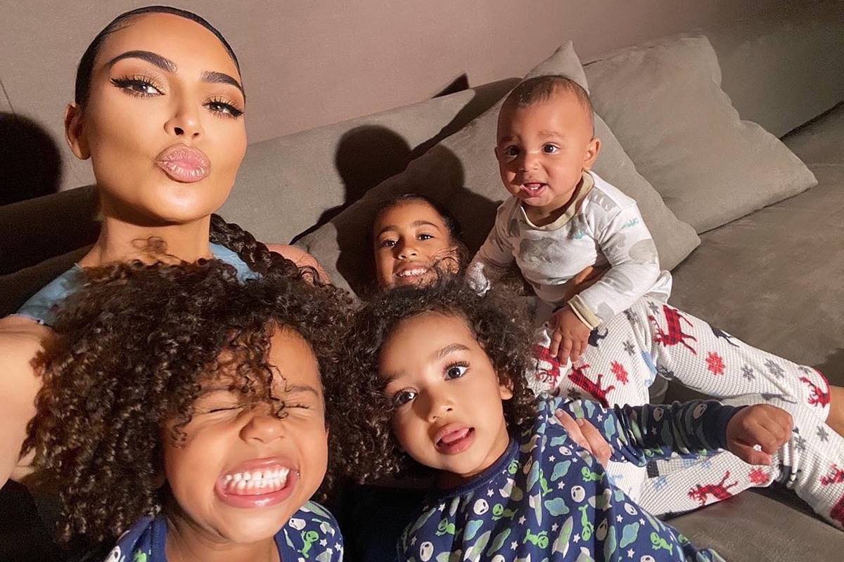 Kim Kardashian com os filhos