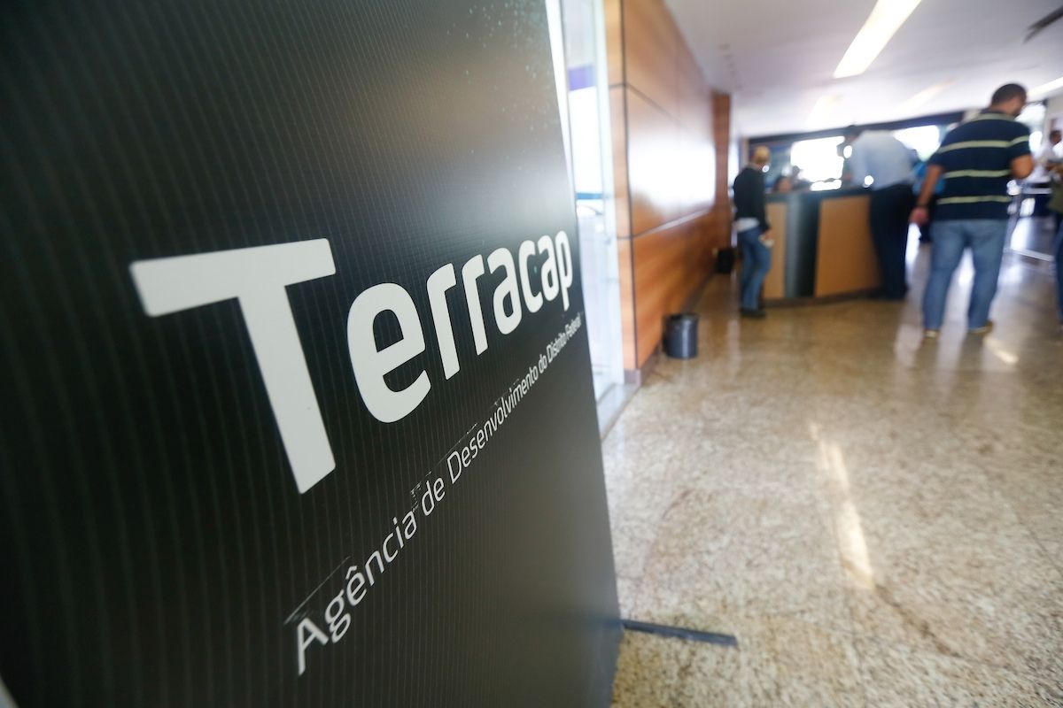 fundo preto com logotipo da terracap escrito terracap