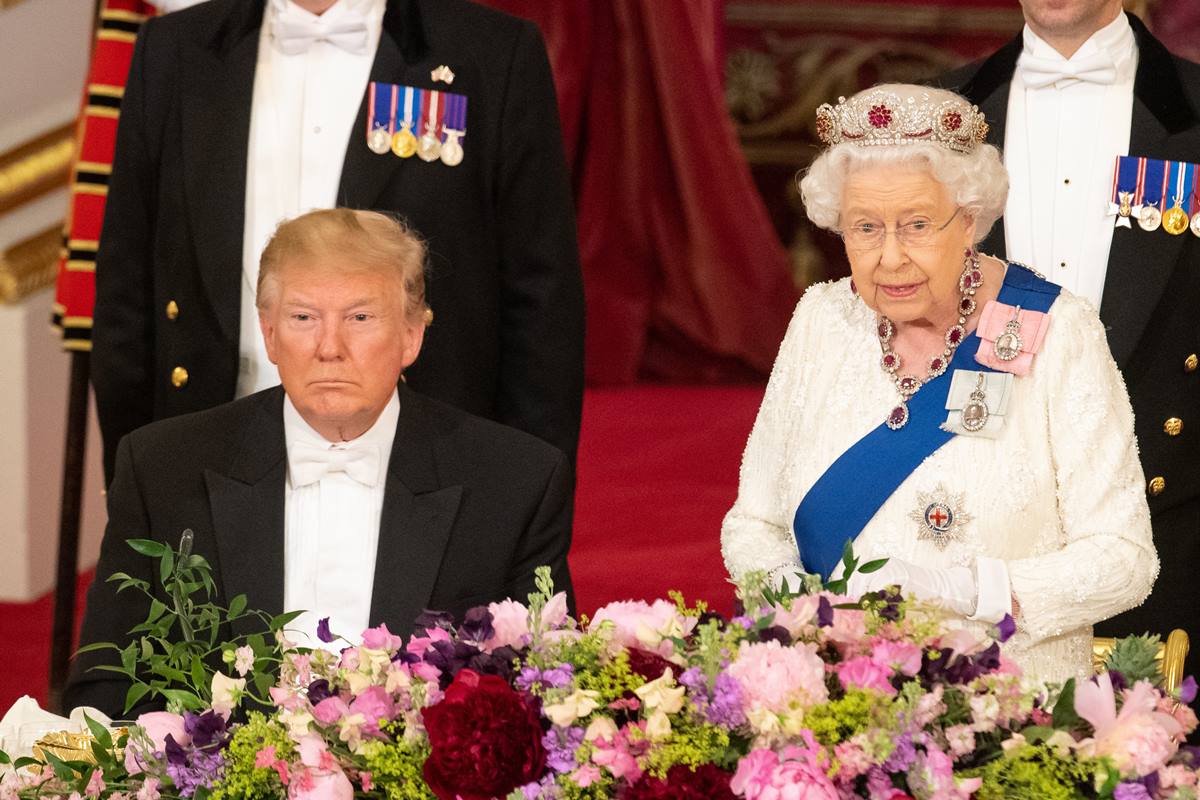 Trump ao lado da falecida Rainha Elizabeth