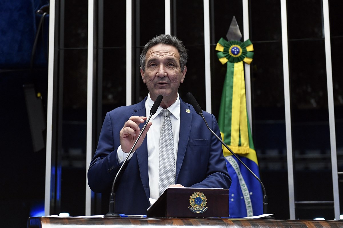 TRE-AP manda excluir vídeos contra senador por "indícios de manipulação"
