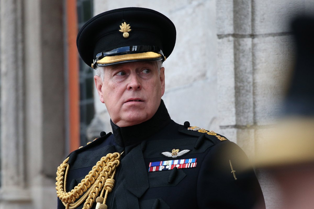 Homem com trajes militares