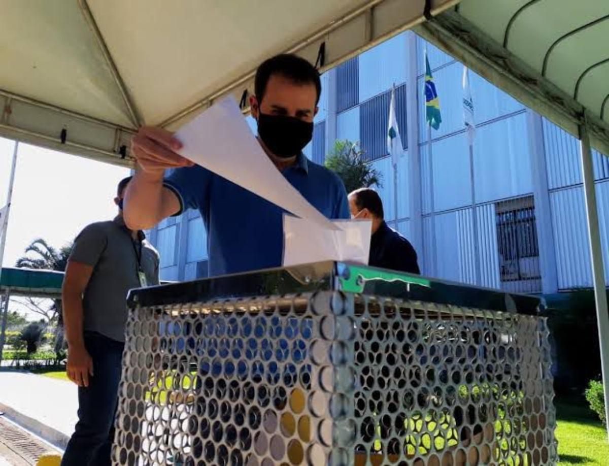 presidente da Terracap retira documento de caixa
