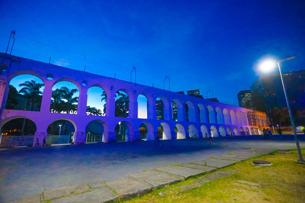 prédio colorido de azul em campanha de conscientização contra o câncer colorretal