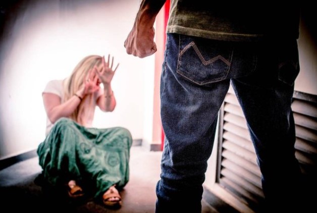Cartórios devem impedir abuso patrimonial contra mulheres em divórcios 17 Homem diante da mulher representa violência