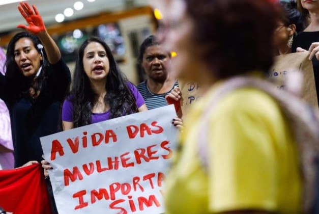 Cartórios devem impedir abuso patrimonial contra mulheres em divórcios 18 Mulheres em manifestação
