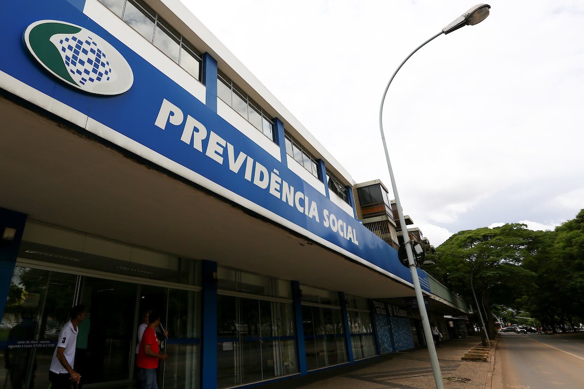 Homem chama servidora do INSS de negra porca: "Merece morrer"