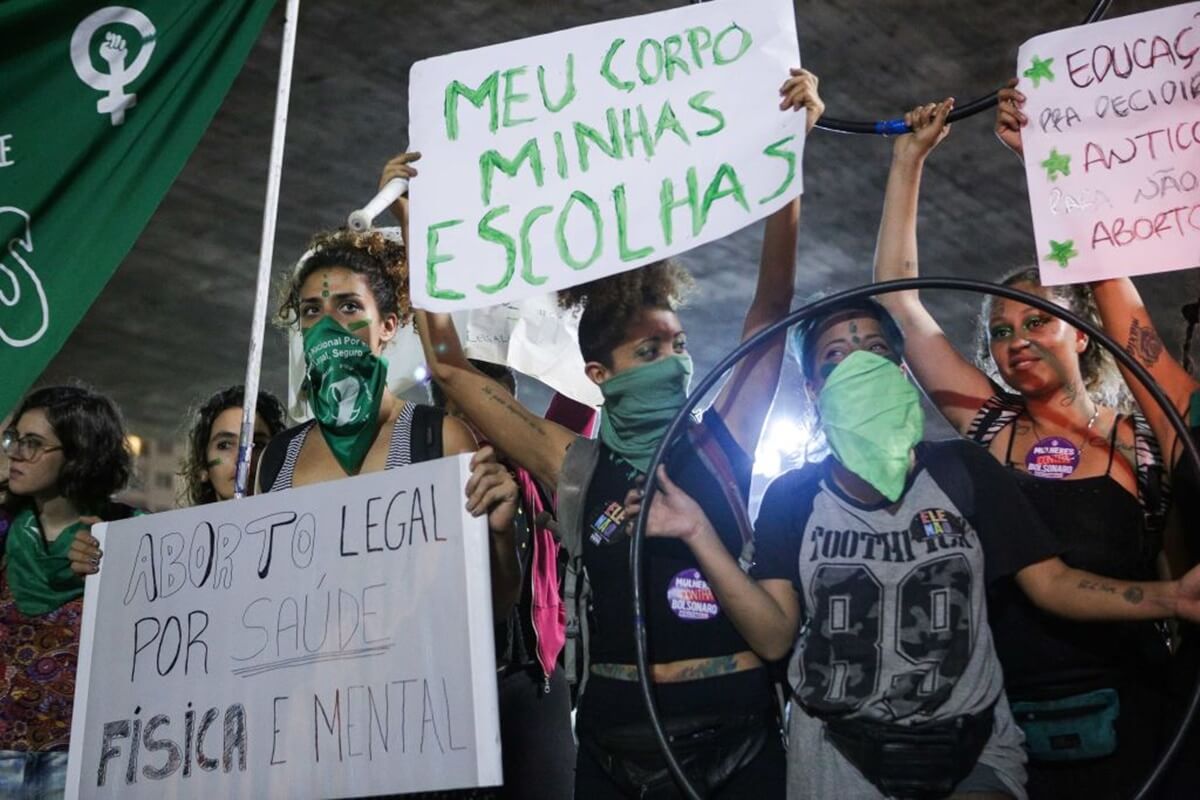 Pesquisa revela polarização entre brasileiros sobre aborto e acesso a armas