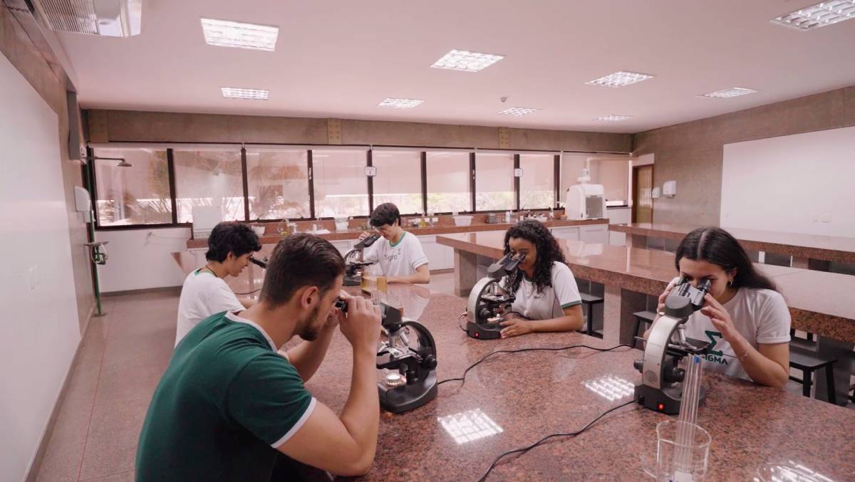 Prestar auxílio numa fase tão crucial aos jovens é o papel da escola
