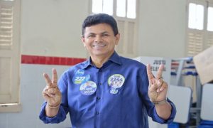 foto colorida de candidato de blusa social azul
