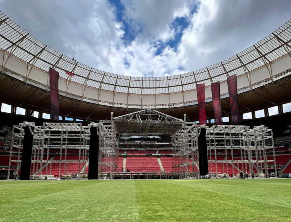 Montagem do palco para o show do The Killers