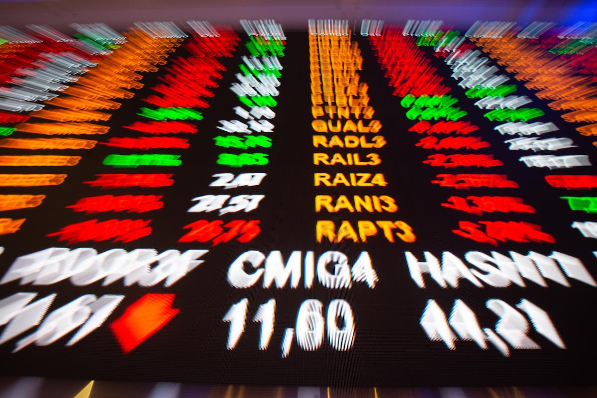 Ibovespa renova máxima histórica e dólar fecha em R$ 5 após 1º turno