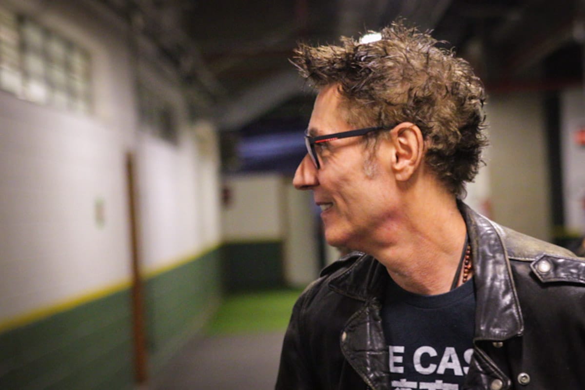 Dinho Ouro Preto homenageia Vorcaro e critica STF durante Rock in Rio