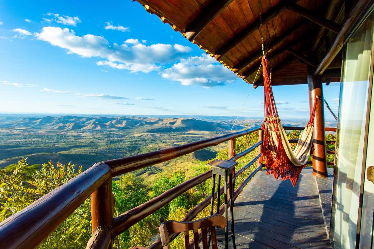 Varanda com rede e vista panorâmica