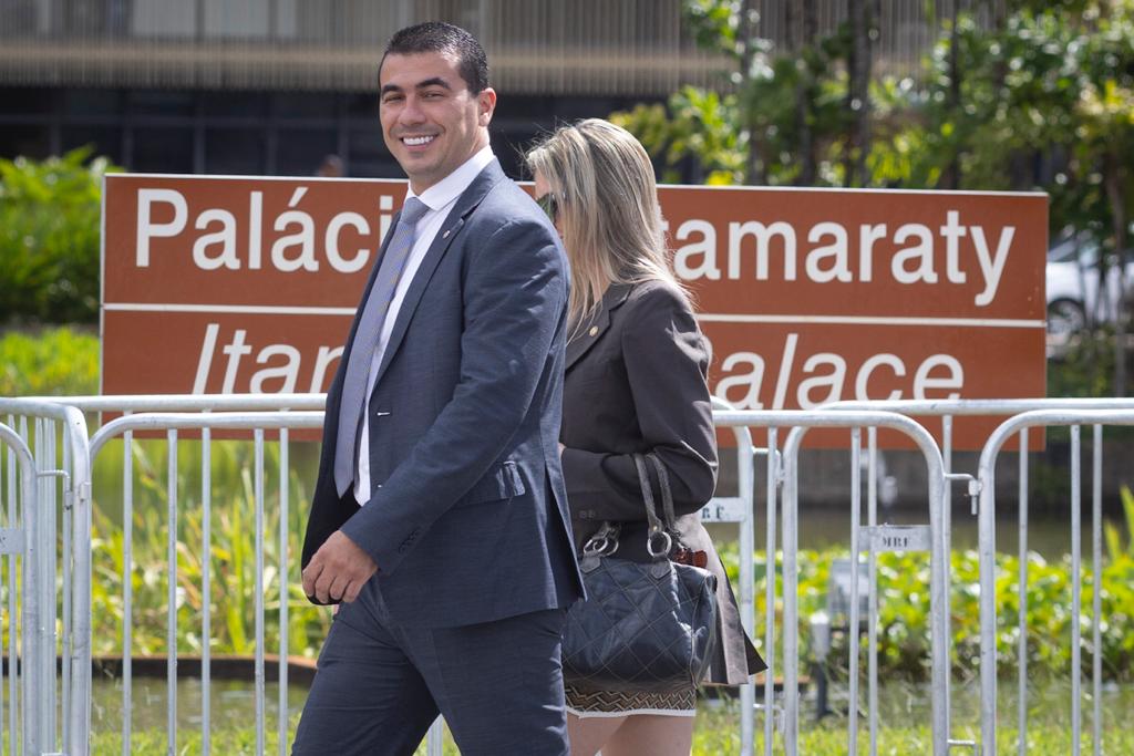 Luis Miranda é xingado por bolsonaristas na Esplanada. 