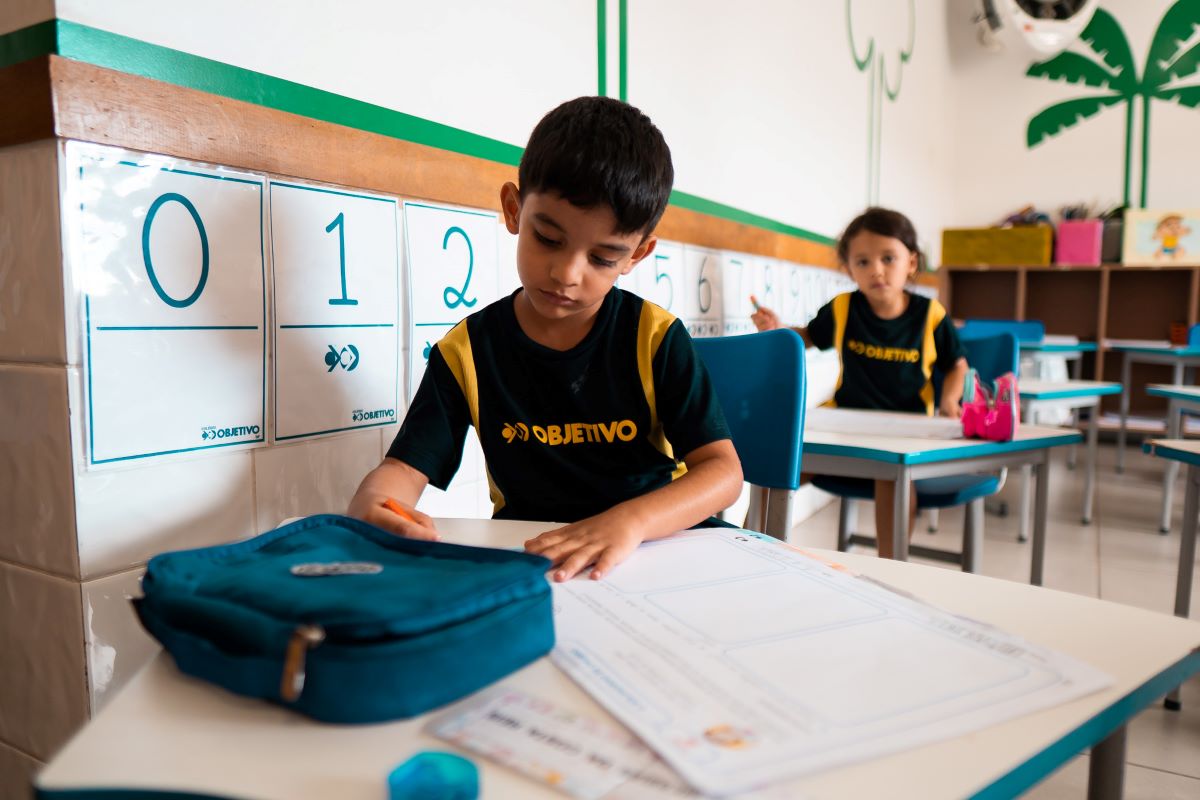 Aluno da Educação Infantil em sala de aula, no Colégio Objetivo DF - Metrópoles