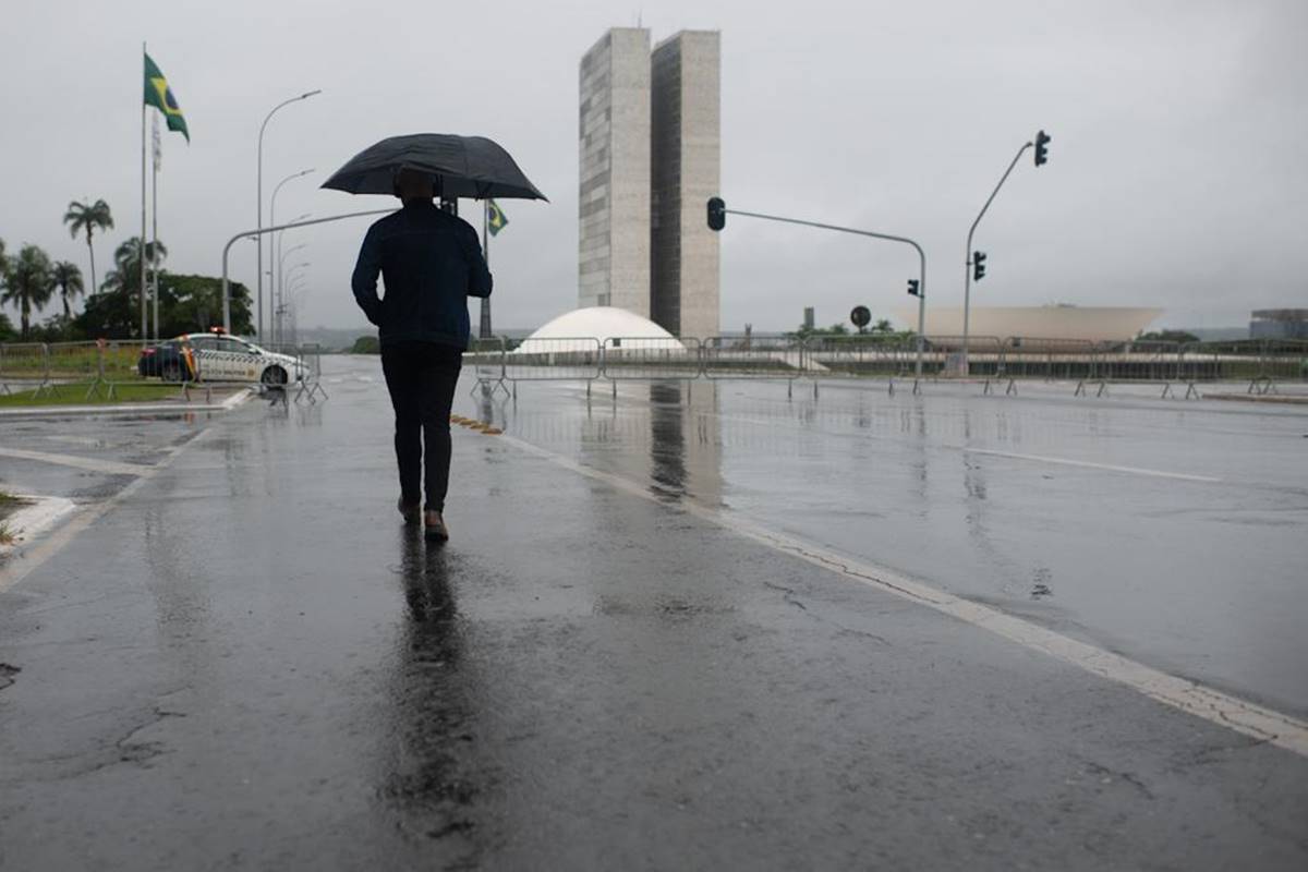 Eleitor do DF deve encarar pancadas de chuva no 1° turno das eleições