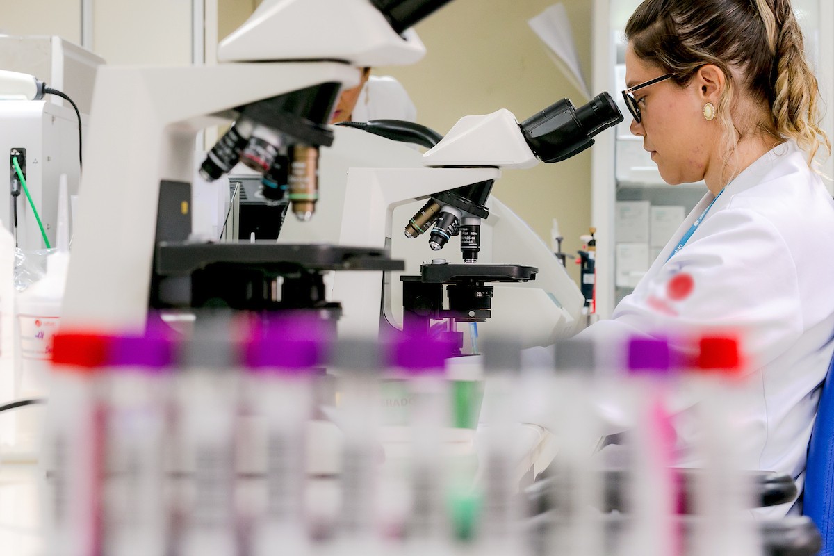 Foto colorida de cientista em laboratório - Metrópoles