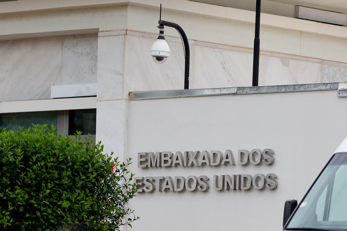 "Questão de segurança": EUA suspendem atendimento em embaixada e consulados