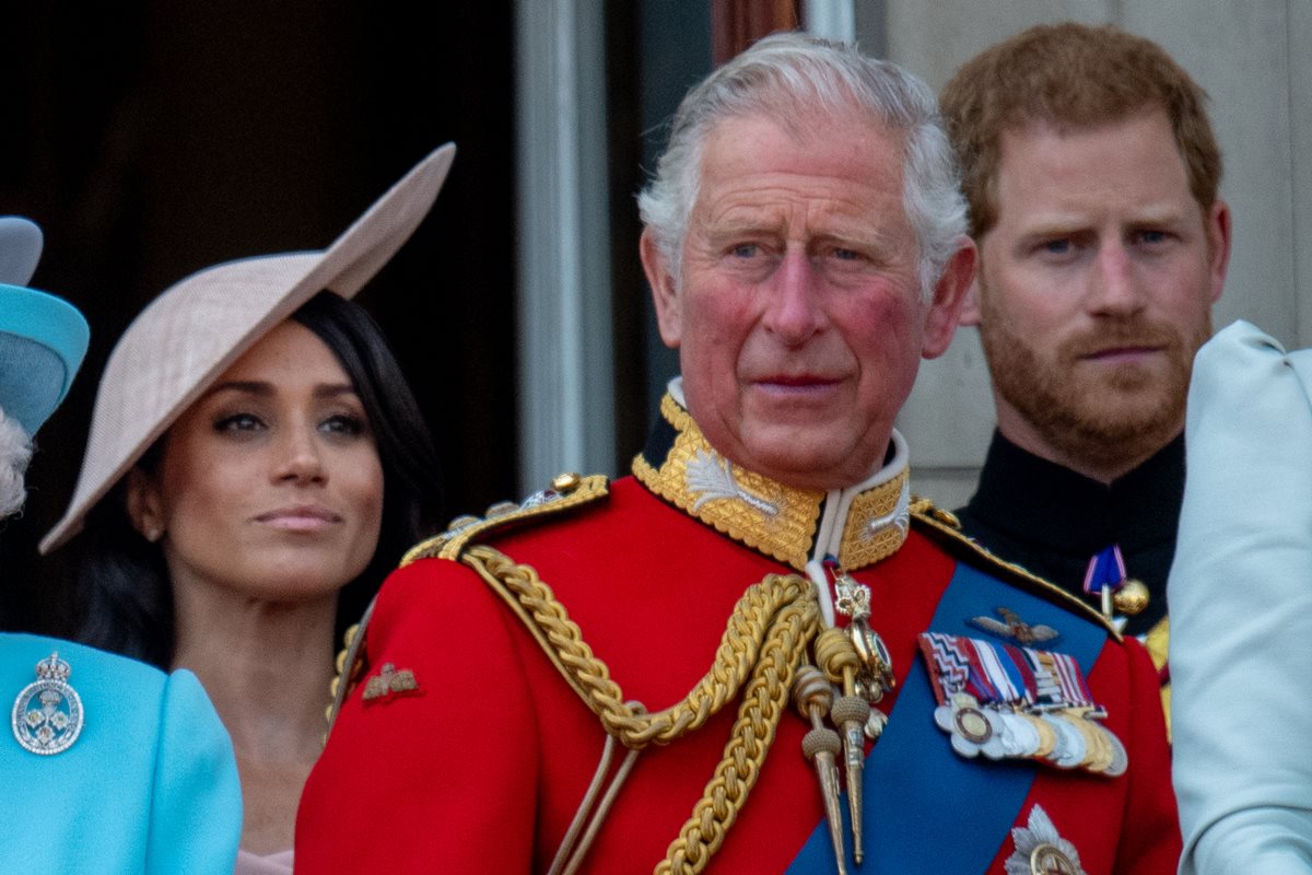Meghan Markle e príncipe Harry ao lado de rei Charles III