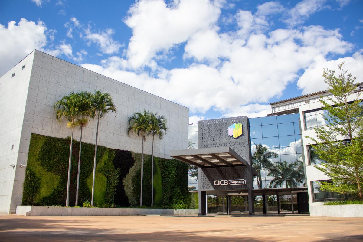Foto colorida da fachada do CICB Hospitality - Metrópoles