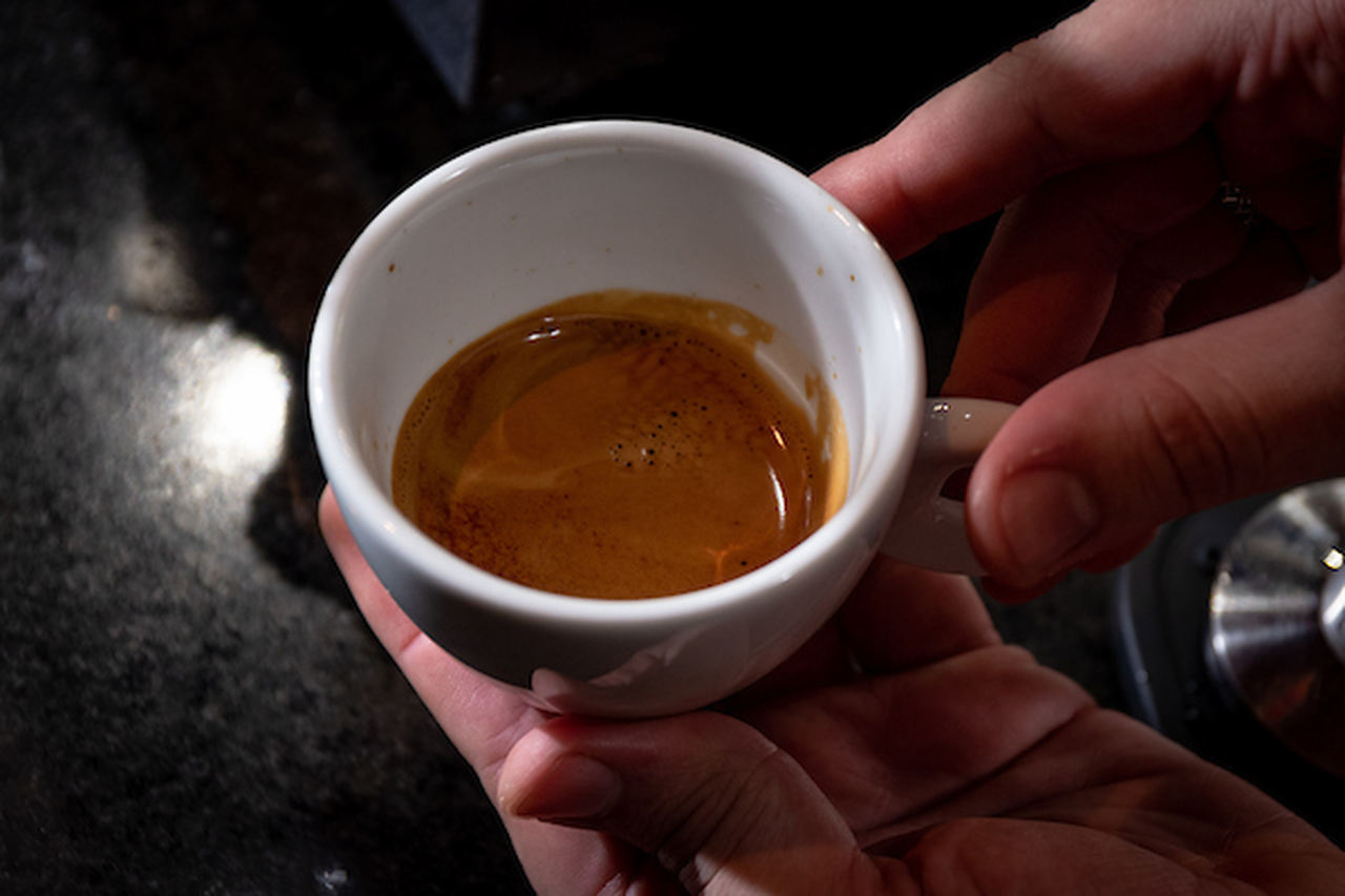 Na foto, uma xícara com café - Metrópoles