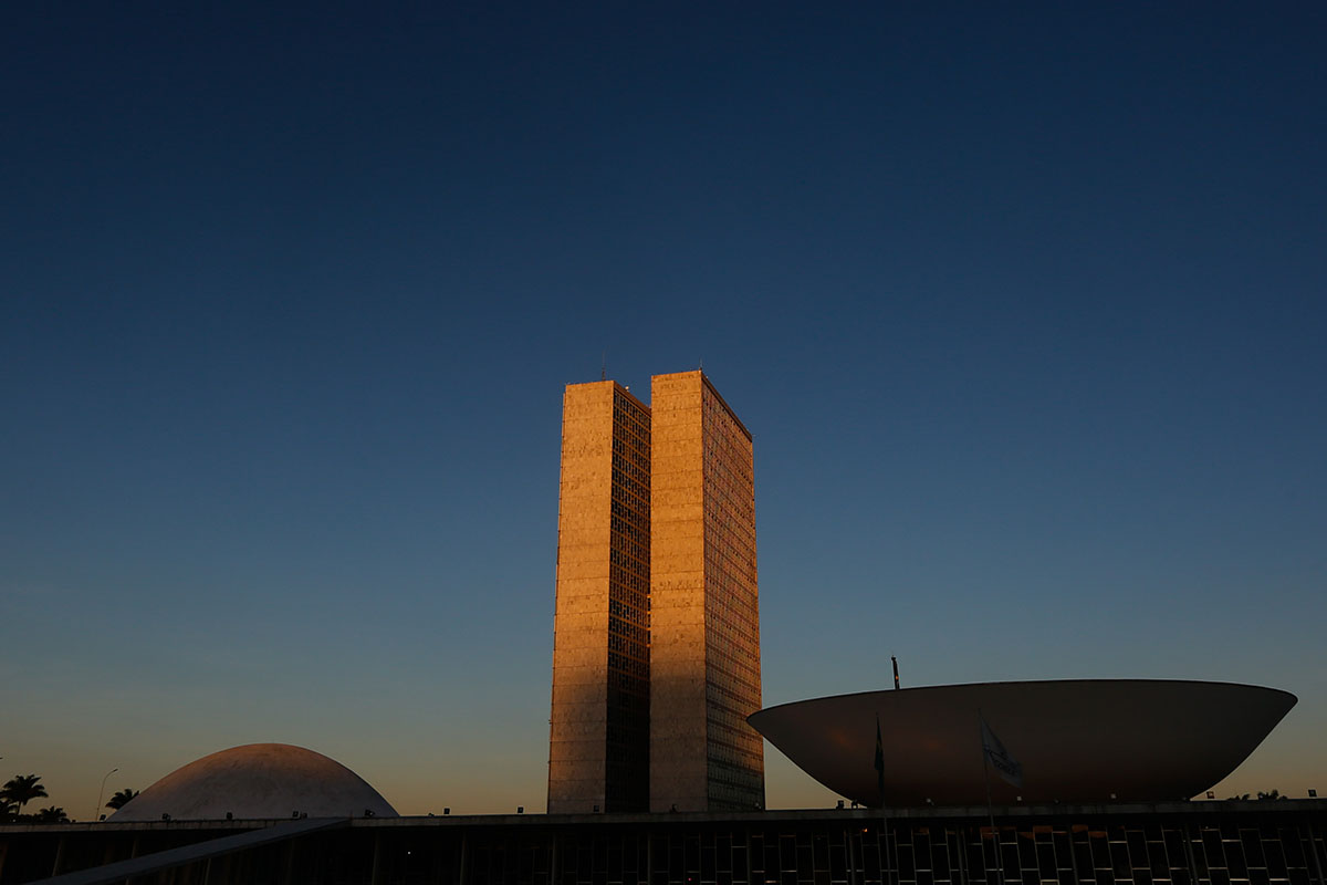 Após derrota nas urnas, 168 deputados e 21 senadores ficam sem mandato