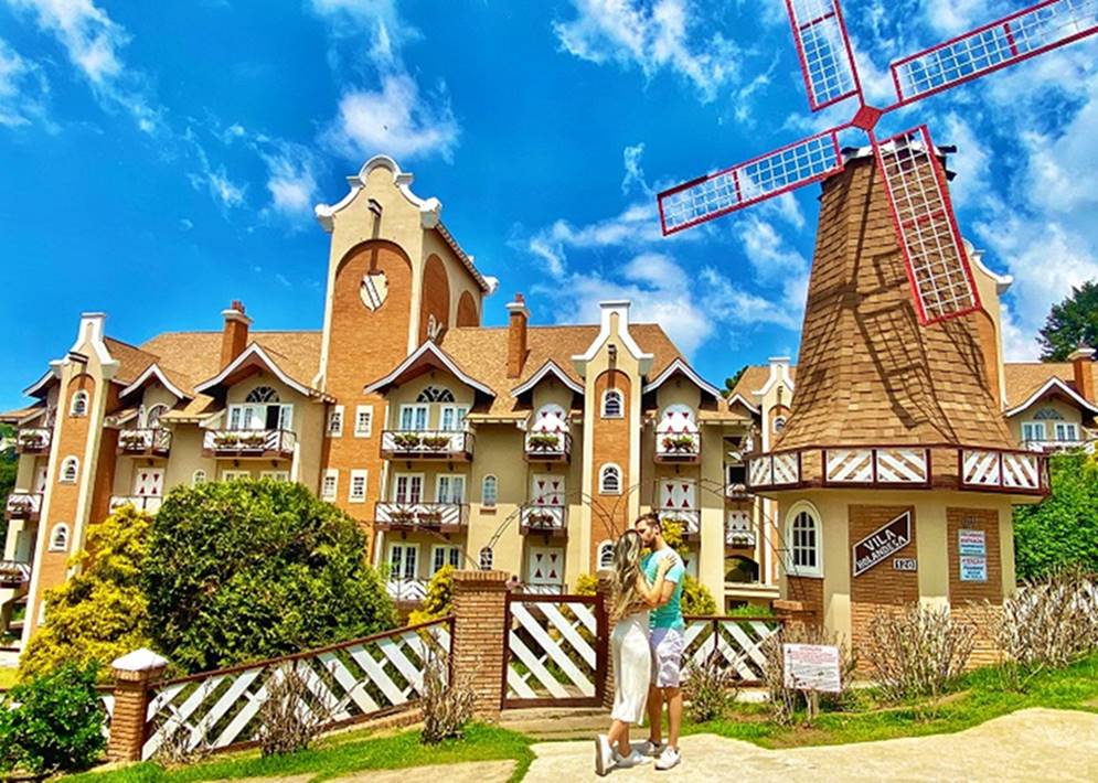 Casal em frente a fachada da Vila Holandesa