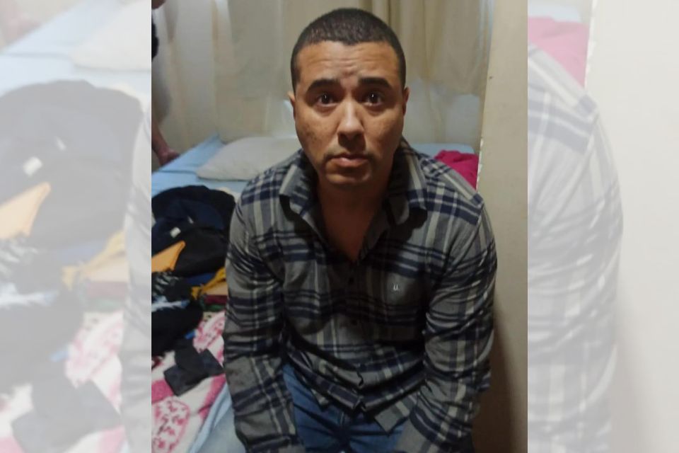 Bruno Rodrigues está com uma camisa xadrez - Metrópoles