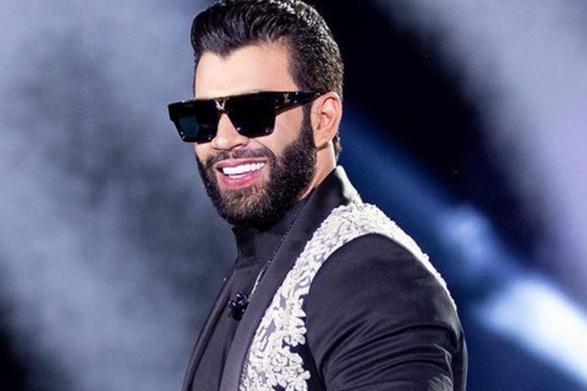 Emocionado, Gusttavo Lima sai em defesa da mãe após ofensas: "Precisa ser respeitada"