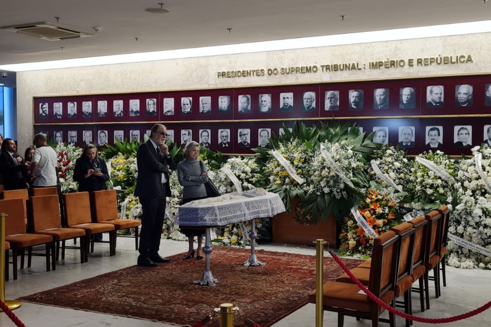 Ministros e políticos se despedem de Sepúlveda Pertence, no STF