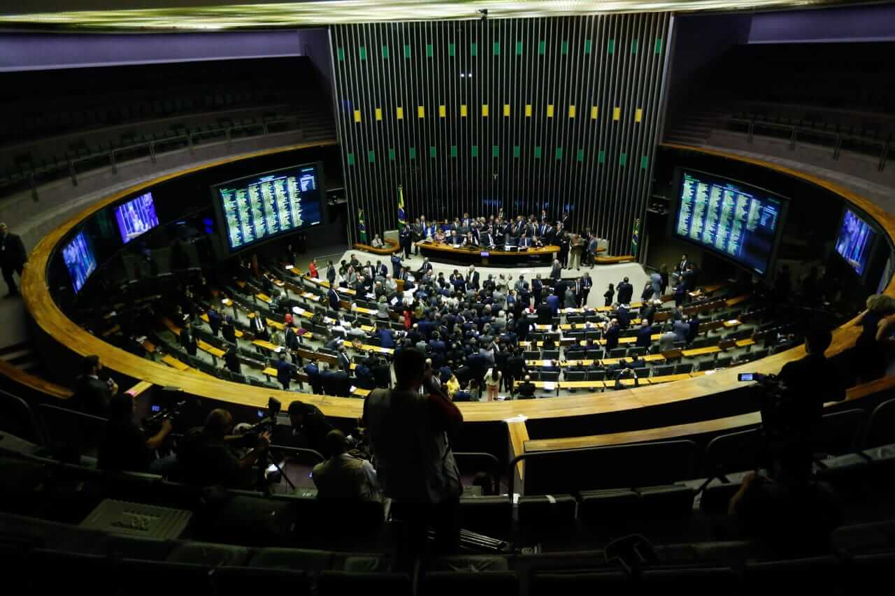 Número de deputados que tentam reeleição cresceu 8,4% desde 2018 - QTU Questões do Universo