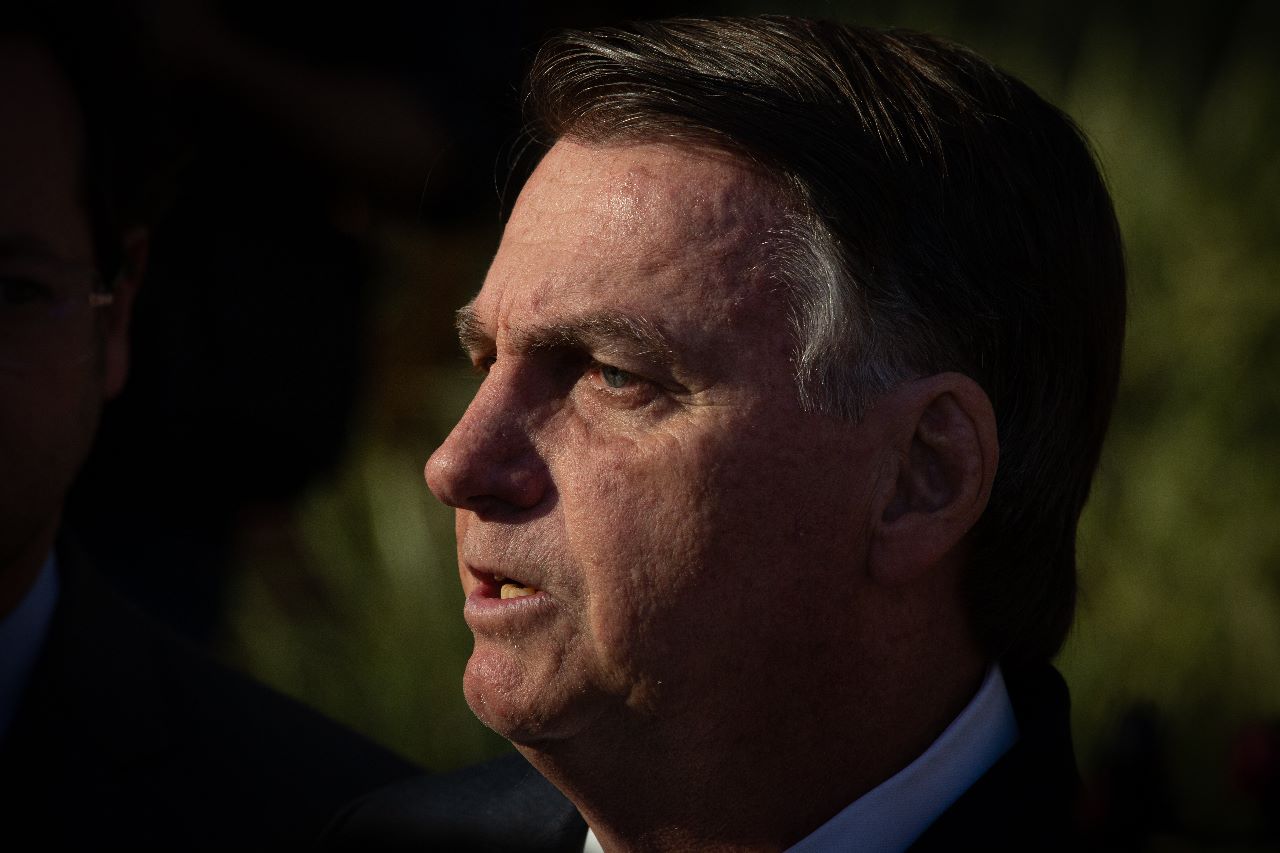 Bolsonaro revela que apostou R$ 14 mil na Mega-Sena e nega repasses a familiares
