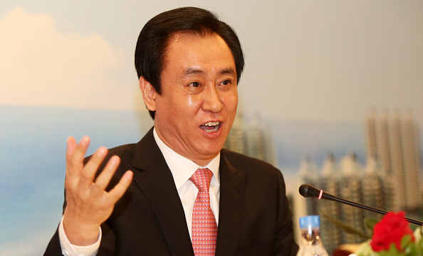 Imagem de Hui Ka Yan, fundador e presidente da Evergrande, discursando - Metrópoles