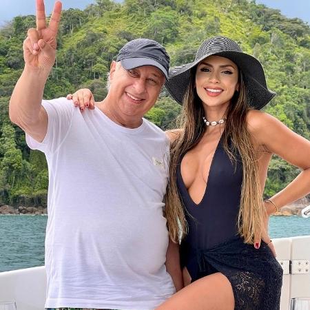 Influencer defende namoro com ex-CBF de 85 anos: "Bem resolvido" 16 Casal em foto de celebração
