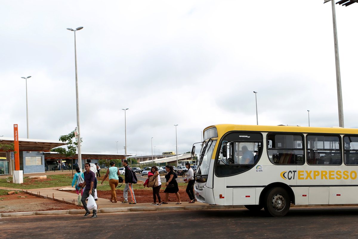 Fotografia colorida mostrando ônibus-Metrópoles