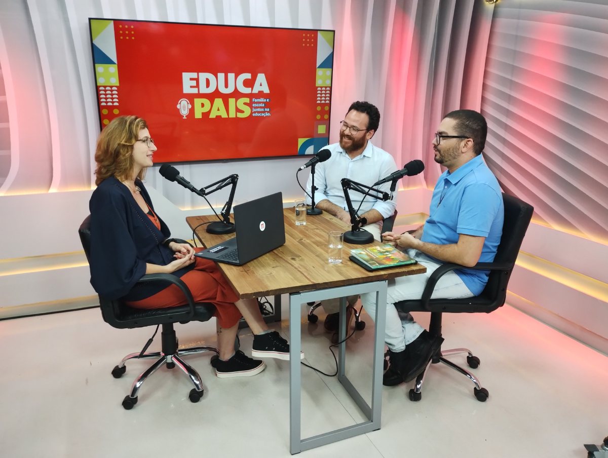 Foto colorida da gravação do quinto episódio do videocast EducaPais - Metrópoles