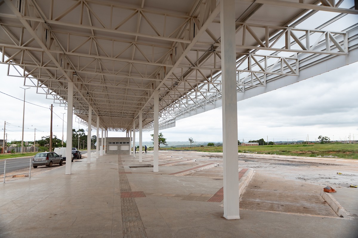 Fotografia colorida mostrando obras do Terminal Rodoviário do Sol Nascente-Metrópoles