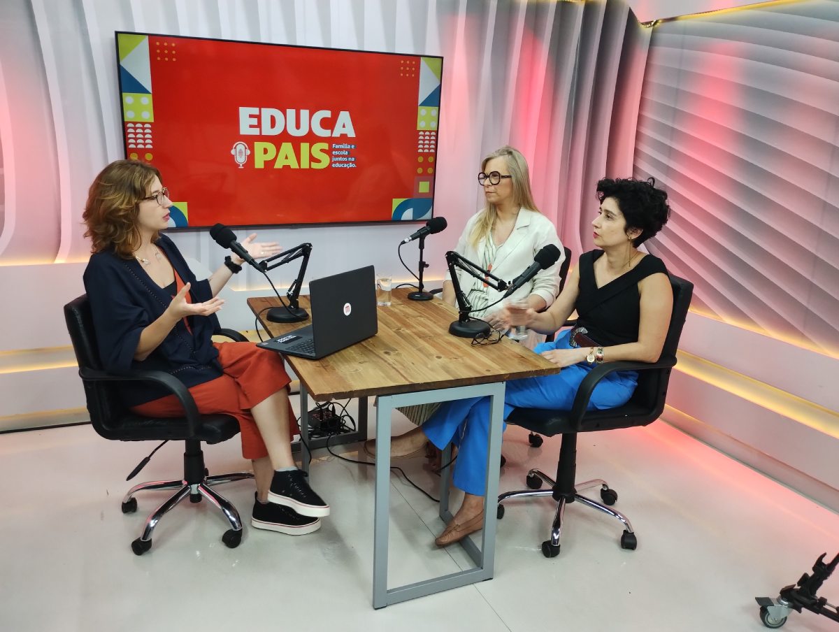 Foto colorida da gravação do oitavo episódio do videocast EducaPais - Metrópoles