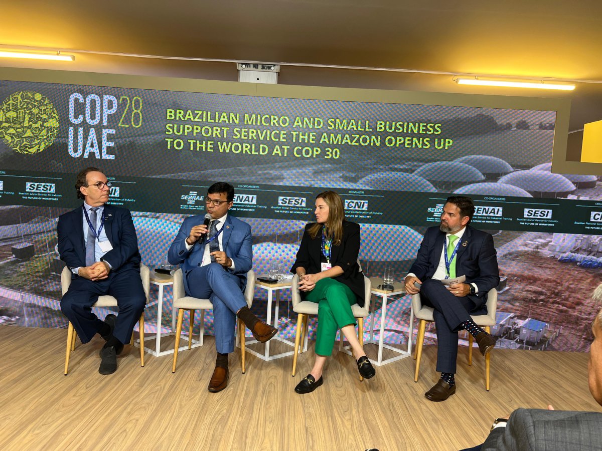 Fotografia colorida mostrando painel na COP28-Metrópoles