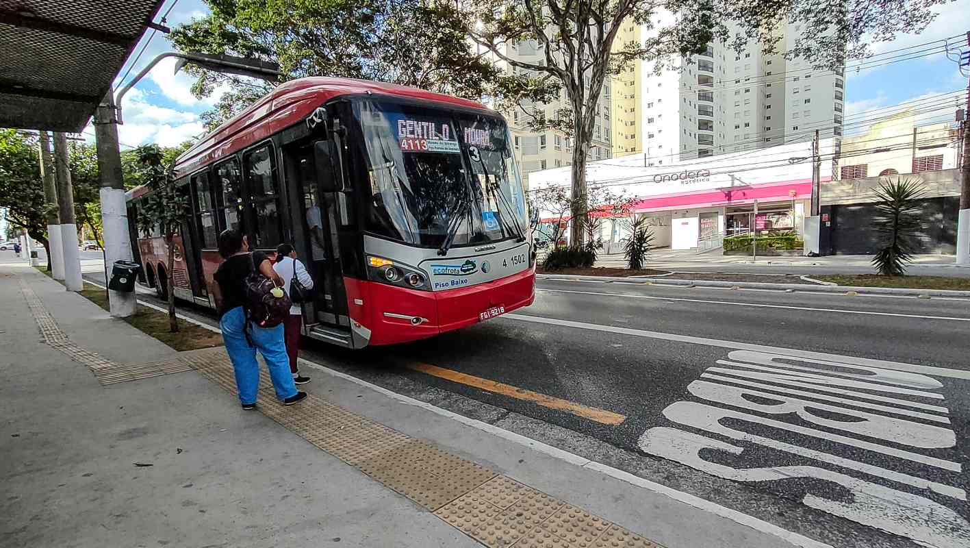 Foto colorida de trólebus na cidade de São Paulo - Metrópoles