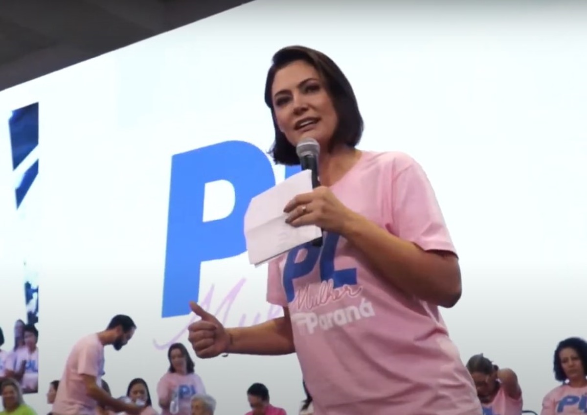 Michelle publica vídeo convocando apoio do Éxercito Rosa a Flávio Bolsonaro