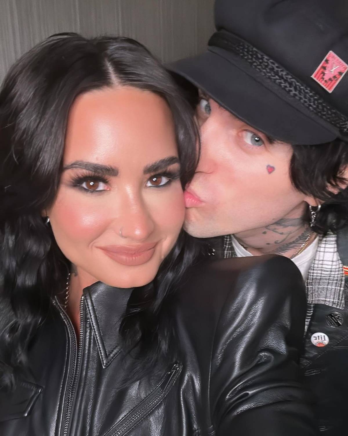 Foto colorida de demi Lovato e o noivo, Jordan Lutes - Metrópoles