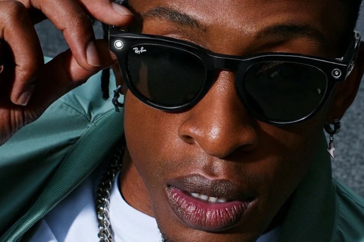 Homem usa smart glasses com logo da Ray-Ban - Metrópoles