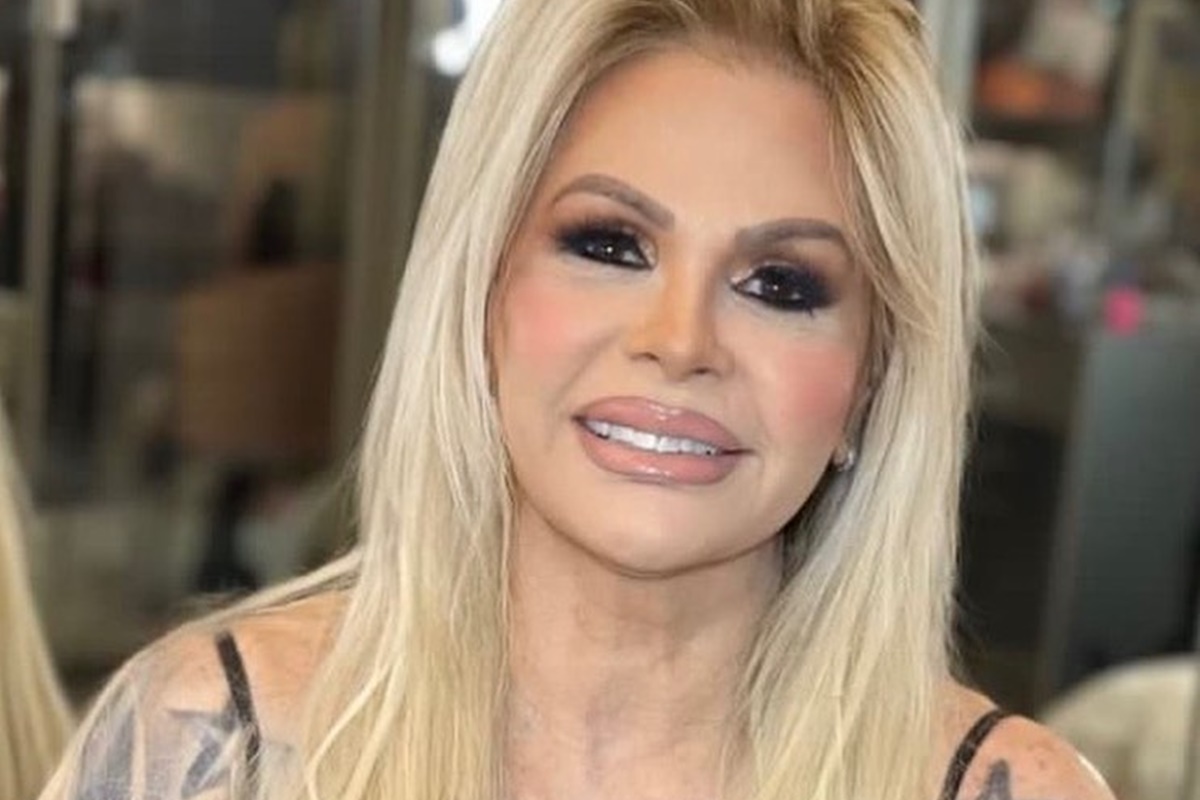Monique Evans posa sorridente, maquiada e de cabelos soltos - Metrópoles