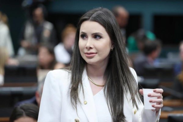 imagem colorida mostra deputada carol de toni - Metrópoles